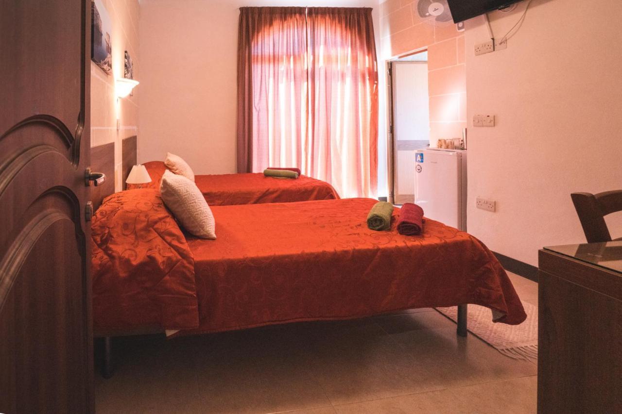 Sunset Seaview Accommodation Marsalforn Bagian luar foto